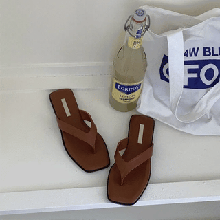 Liz Tee Fluffy Square Basic Flipflops