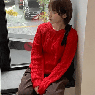 Pompon Cable Knit Wool Crop Round Knit