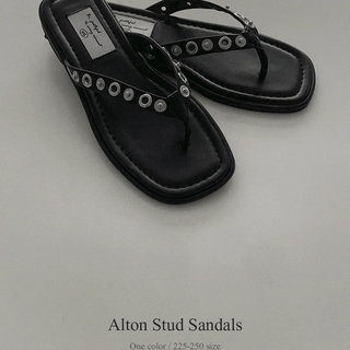 All-turn studded flip-flops
