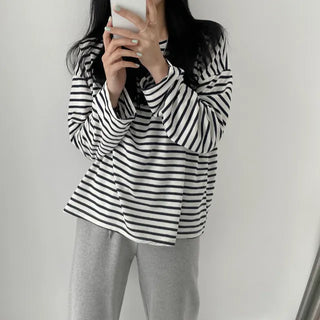 Loose-fit Round Striped T-shirt Perfect for Casual Wear