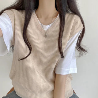 A four-season essential! A must-have loose-fit V-neck ribbed knit vest