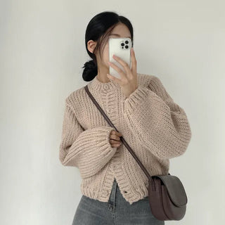 Pastel-toned, Extra Thick Avant-garde Fit Round Knit Cardigan