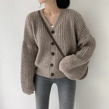 Full of delicate charm that makes you want to protect it! Loose-fit Hazzi Balloon V-neck Knit Cardigan
