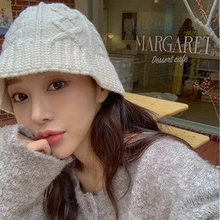 Dart cable knit bucket hat