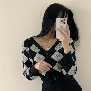 Slimming Argyle V-Neck Crop Knit Cardigan