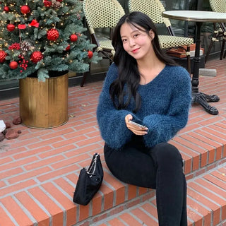 Cook Pine Needle Fur Loose Fit V-Neck Semi-Crop Knit