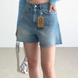 Medium blue denim shorts, semi A-line body-covering hot pants for the summer swollen show
