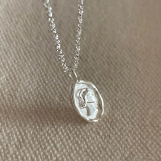 Mini Oval Statue Pendant Shining Chain Necklace
