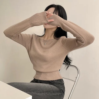 Delicate Fit Covering Back of Hands, Lip Neck Plain Cropped Long Sleeve Knit