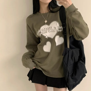 Loose fit back-of-hand cover, heart print lettering round long-sleeve T-shirt