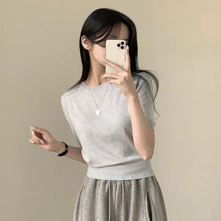 The epitome of neatness, daily basic round plain short-sleeve knit