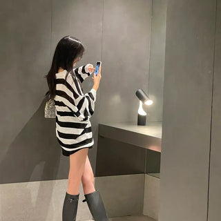 Peter Stripe Loose Fit V-Neck Knit