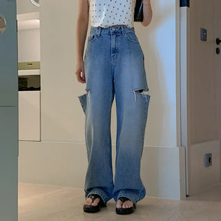 Blusher cutting distressed jeans
