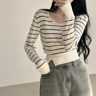 Delicate Fit Covering Back of Hand, Striped U-Neck Slim Cropped Long Sleeve Knit