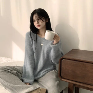 Delicate fit covering the back of the hand, Angora V-neck Loose-fit Long-sleeve Knit