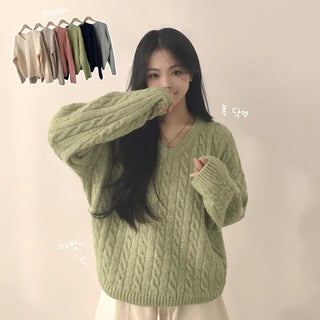 Loose fit that covers the back of the hands, cozy wool cable knit V-neck daily loose fit long sleeve knit
