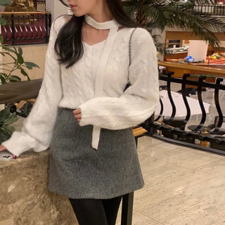 Elga Wool Cable Knit V-Neck Loose Fit Delicate Fit Tie Knit Year-End Look