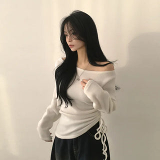 Full of delicate charm, soft brushed outer lining one-off shoulder shirred plain slim knit long-sleeve t-shirt
