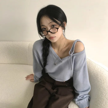 Full of delicate charm, One-off Shoulder Wool V-Neck Ribbon Strap Semi-Crop Avant-Around Fit Long Sleeve Knit