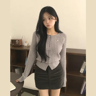 Delicate Fit Covering Back of Hand, Wool Round Cable Knit Cardigan with Cable Wappen Pendant