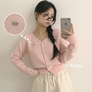 Beautiful fit without emphasizing shoulders, soft wool raglan V-neck patch pendant semi-cropped knit cardigan