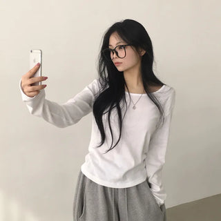Comfortable, non-clingy daily plain U-neck relaxed fit long-sleeve t-shirt