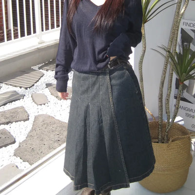 Belt-detailed pleated denim skirt