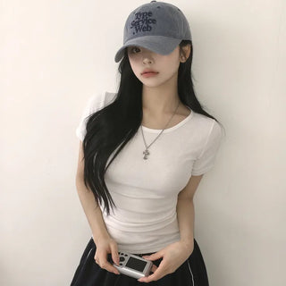 Delicate and slimming soft U-neck plain side shirring rounded slim fit short-sleeve t-shirt