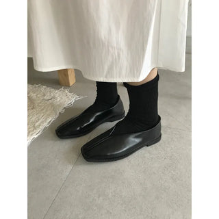Square flat shoes