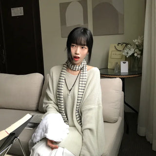 Momo Hachi V-neck Knit (2 colors)