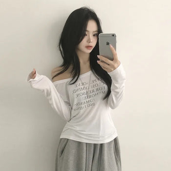 English Lettering Delicate Slim Fit One-off Shoulder Long Sleeve T-shirt