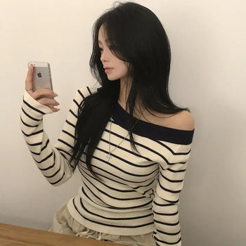 Delicate fit covering the back of the hand, One-off shoulder color-block striped slim fit long sleeve knit