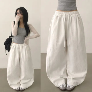 Two-way Balloon Cotton Wide Pants with a fit that makes hips look wider, elastic waistband, diagonal cut hem, and snap buttons
