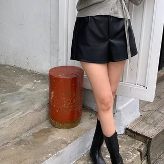 Mate Leather A-line Back Elastic Shorts