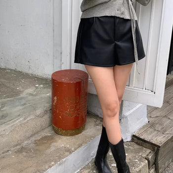 Mate Leather A-line Back Elastic Shorts