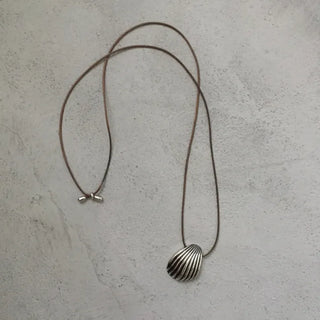 Shell pendant necklace