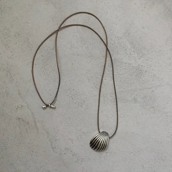 Shell pendant necklace
