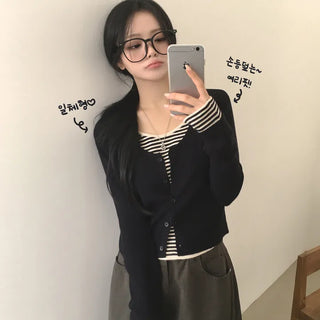 Delicate fit covering the back of the hand, Contrast striped layered U-neck solid semi-cropped long-sleeve knit cardigan
