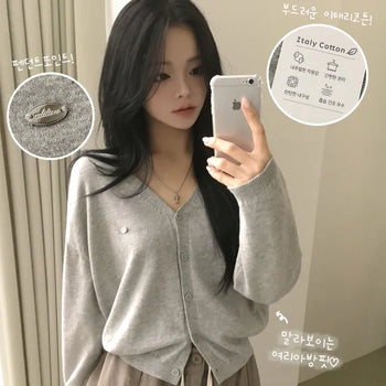 Full of delicate charm, soft daily plain V-neck pendant avant-garde loose-fit long-sleeve knit cardigan