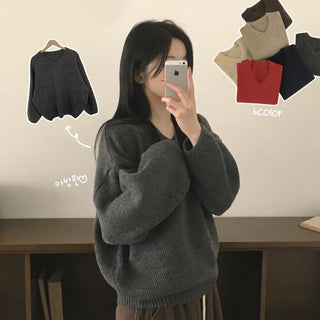 Full of coziness, thick knit V-neck avant-garde loose-fit long-sleeve knit