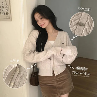 Guaranteed Beauty, Thick Cable Knit V-Neck Pendant Hidden Plaster Button Cinched Waist Semi-Crop Avant-Around Fit Knit Cardigan