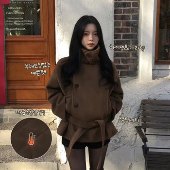 Beautiful fit that doesn't look bulky, extra-thick wool winter quilted half short coat with high neck collar, double button, ribbon, waist tie, and strap