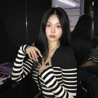 Collar-pointed striped pattern loose-fit knit t-shirt