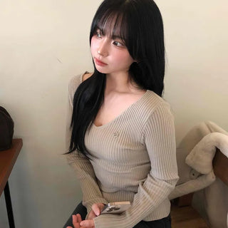 Deep V Fitted Ribbed Pendant Knit
