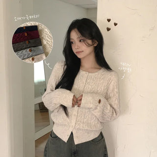 Slimming, delicate fit, wool cable knit U-neck leather label fitted waist semi-cropped avant-garde fit knit cardigan