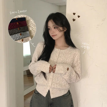Slimming, delicate fit, wool cable knit U-neck leather label fitted waist semi-cropped avant-garde fit knit cardigan