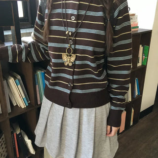 Old-school raglan point knit cardigan