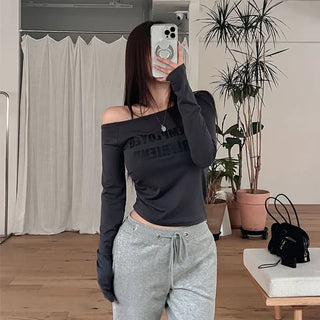 Reldia Lettering Off-Shoulder T-Shirt