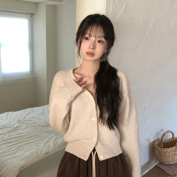 Full of coziness, Basic Wool V-Neck Delicate Slim Fit Semi-Crop Knit Cardigan