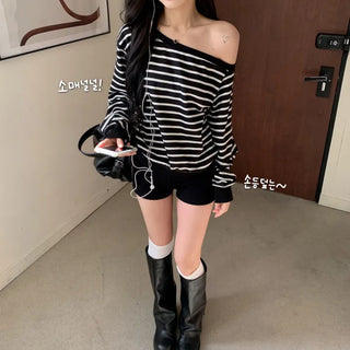 [Fluttering..] Striped Daily Off-Shoulder Sweatshirt
